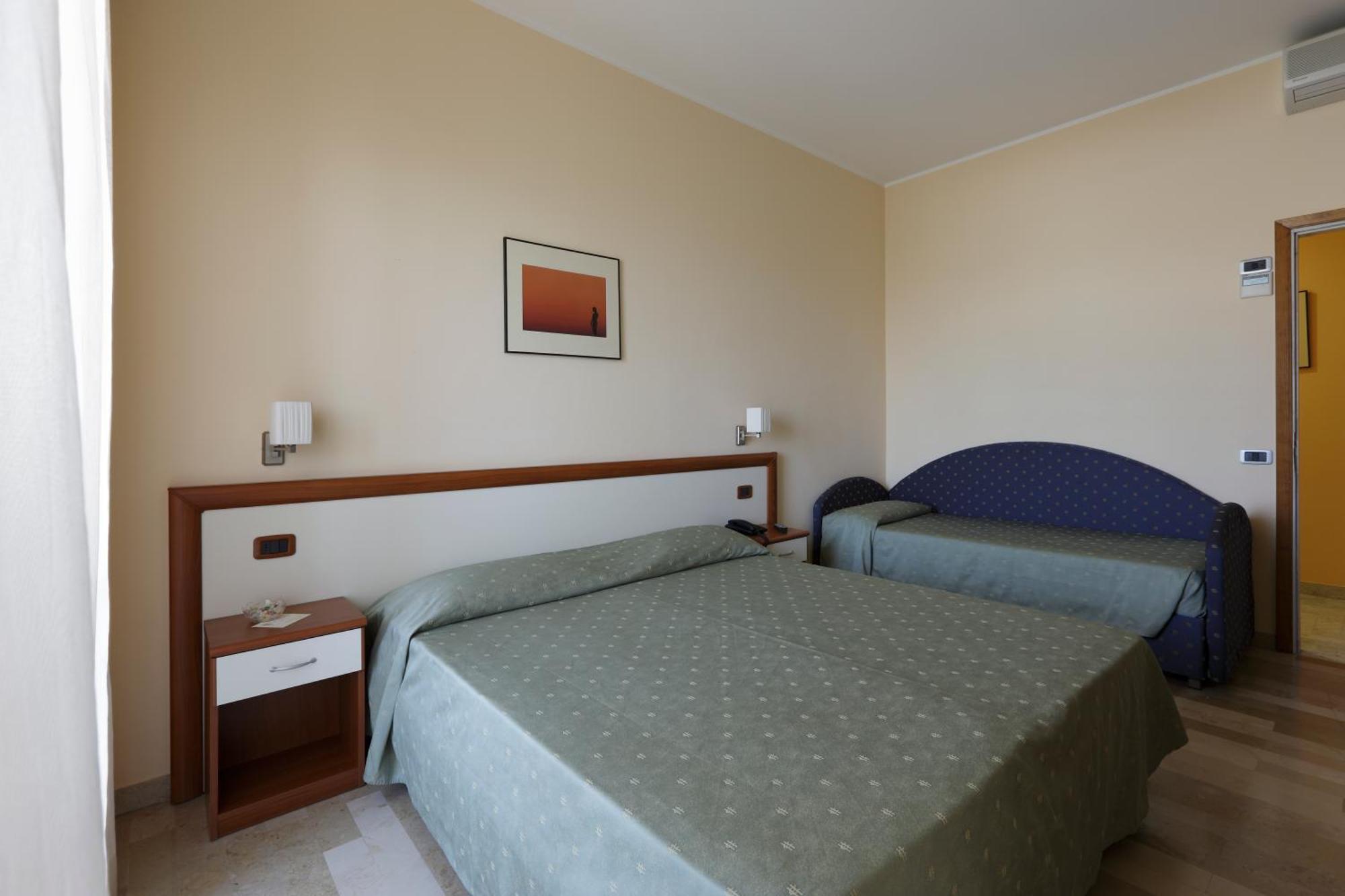 Hotel Continental Fano Room photo